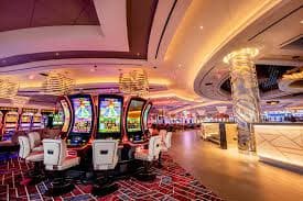 Papan taruhan Sic Bo Dadu yang menunjukkan grid kombinasi dadu dan pembayaran odds